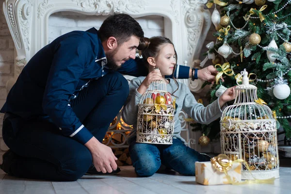 Pai Filha Decorar Uma Árvore Natal Perto Lareira — Fotografia de Stock