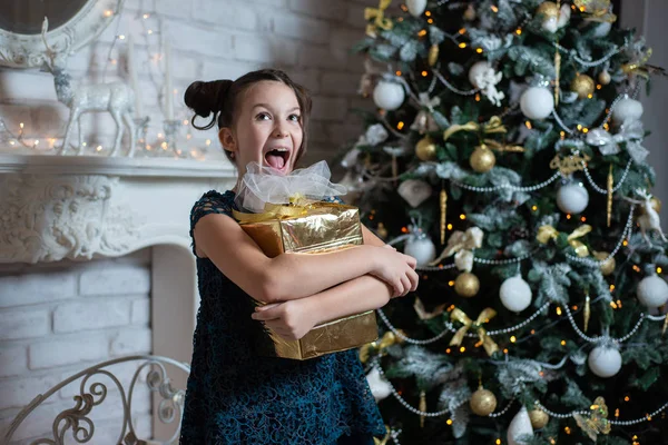 Chica Feliz Divirtiéndose Abraza Regalo Cerca Chimenea Árbol Navidad — Foto de Stock