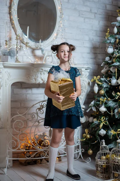 Chica Feliz Divirtiéndose Abraza Regalo Cerca Chimenea Árbol Navidad — Foto de Stock