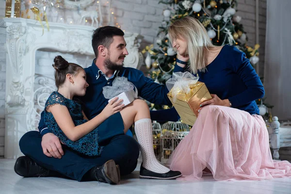 Foto Natal Família Feliz Com Caixas Presente Fundo Árvore Natal — Fotografia de Stock