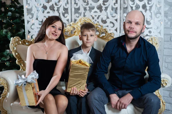 Weihnachtsfoto Einer Glücklichen Familie Mit Geschenkschachteln Auf Dem Hintergrund Des — Stockfoto
