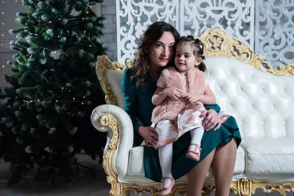 Feliz Navidad Felices Fiestas Hermosa Madre Hija Cerca Del Árbol — Foto de Stock