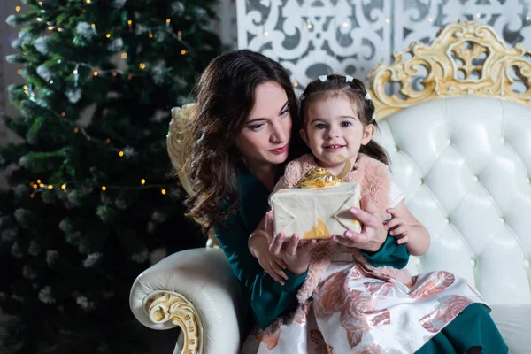 Feliz Navidad Felices Fiestas Hermosa Madre Hija Cerca Del Árbol — Foto de Stock