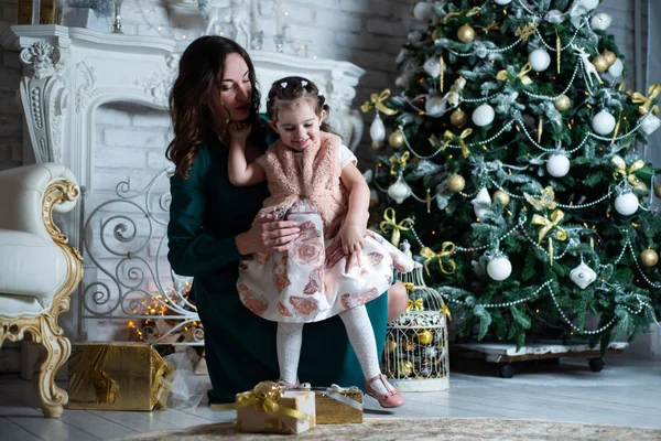 Vrolijk Kerstfeest Happy Holidays Mooie Moeder Dochter Met Plezier Buurt — Stockfoto