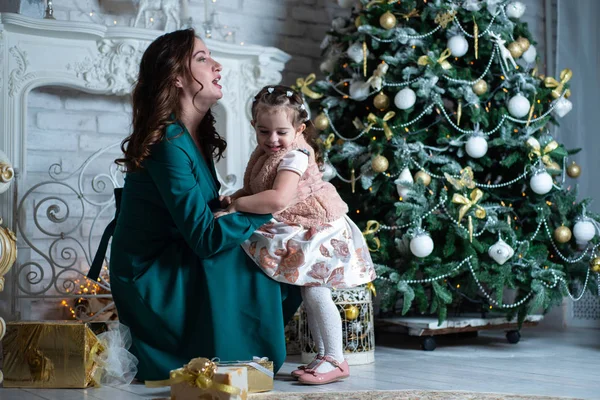 Feliz Navidad Felices Fiestas Hermosa Madre Hija Divirtiéndose Cerca Del — Foto de Stock