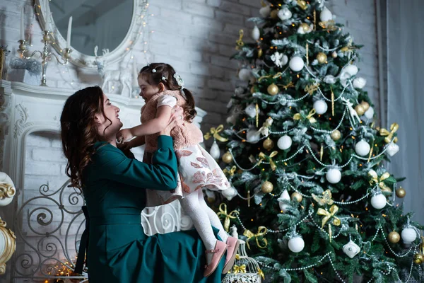 Feliz Navidad Felices Fiestas Hermosa Madre Hija Divirtiéndose Cerca Del — Foto de Stock