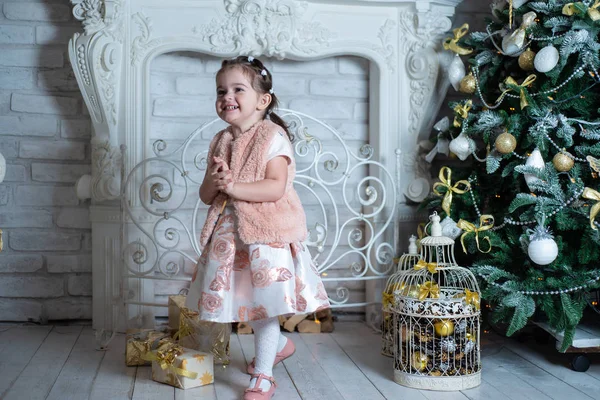 Gelukkig Vrolijk Meisje Met Plezier Buurt Van Kerstboom — Stockfoto