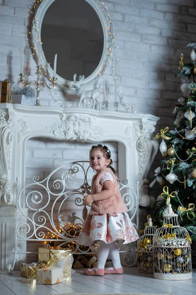 Feliz Alegre Niña Divirtiéndose Cerca Del Árbol Navidad — Foto de Stock