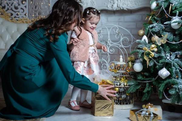 Feliz Navidad Felices Fiestas Hermosa Madre Hija Cerca Del Árbol — Foto de Stock