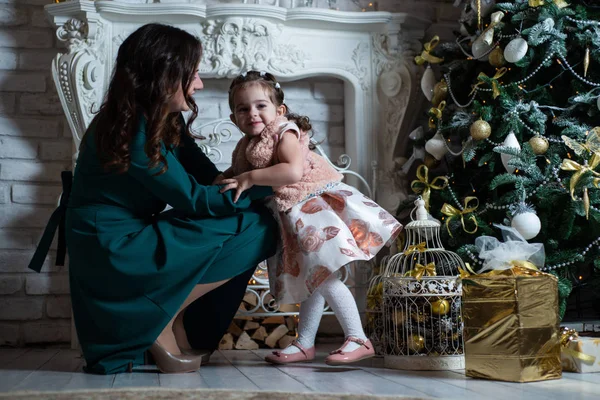 Feliz Navidad Felices Fiestas Hermosa Madre Hija Cerca Del Árbol — Foto de Stock