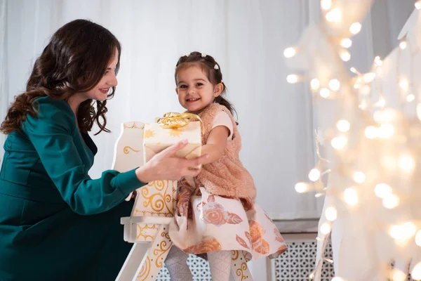 Una Niña Con Vestido Rosa Sentada Caballo Madera Junto Madre — Foto de Stock