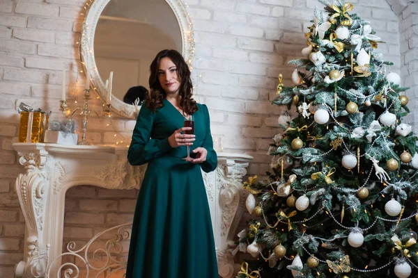 크리스마스 트리와 벽난로 드레스에 — 스톡 사진