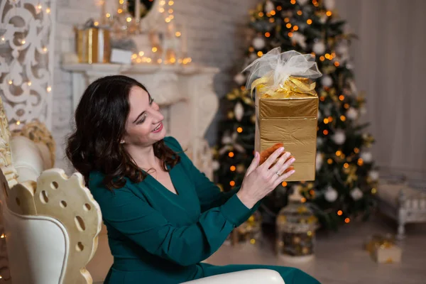 Hermosa Joven Vestido Verde Con Caja Regalo Mano Sofá Cerca — Foto de Stock