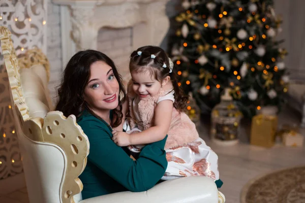 Feliz Navidad Felices Fiestas Hermosa Madre Hija Cerca Del Árbol — Foto de Stock