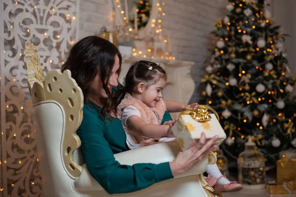 Feliz Navidad Felices Fiestas Hermosa Madre Hija Cerca Del Árbol — Foto de Stock