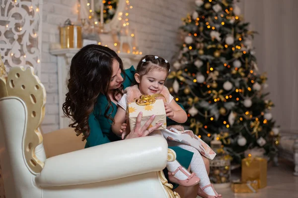 Feliz Navidad Felices Fiestas Hermosa Madre Hija Cerca Del Árbol — Foto de Stock