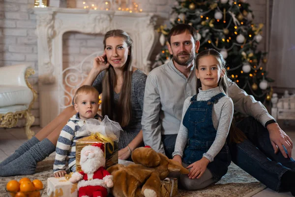 Foto Navidad Familia Feliz Con Cajas Regalo Fondo Del Árbol — Foto de Stock