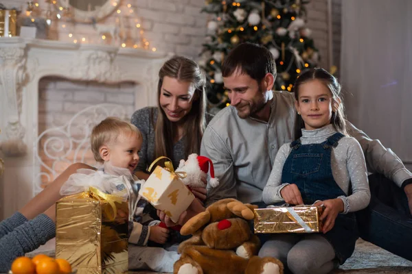 Foto Navidad Familia Feliz Con Cajas Regalo Fondo Del Árbol — Foto de Stock