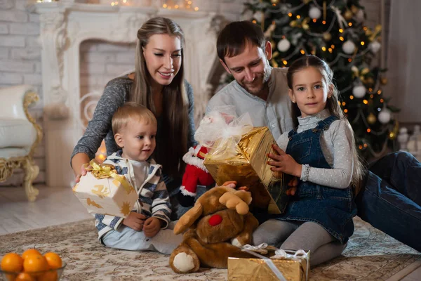 Foto Navidad Familia Feliz Con Cajas Regalo Fondo Del Árbol — Foto de Stock