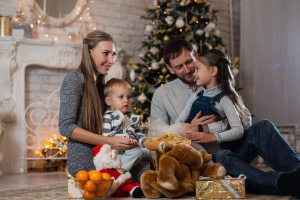 Χριστουγεννιάτικη Φωτογραφία Της Ευτυχισμένη Οικογένεια Κουτιά Δώρων Στο Φόντο Του — Φωτογραφία Αρχείου