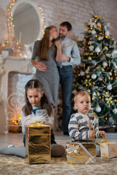 Hermana Abraza Hermano Pequeño Sentado Suelo Con Regalos Fondo Sus — Foto de Stock