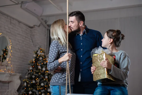 Foto Natal Família Feliz Com Caixas Presente Fundo Árvore Natal — Fotografia de Stock