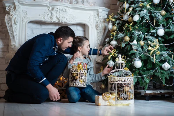 Papá Hija Decoran Árbol Navidad Cerca Chimenea — Foto de Stock