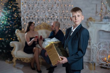 Bir Noel hediyesi mutlu anne arka plan karşı onun elinde tutan oğlu