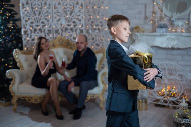 Bir Noel hediyesi mutlu anne arka plan karşı onun elinde tutan oğlu