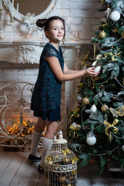 Gelukkig Meisje Versiert Kerstboom Buurt Van Open Haard New Year — Stockfoto