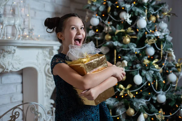 Chica Feliz Divirtiéndose Abraza Regalo Cerca Chimenea Árbol Navidad — Foto de Stock