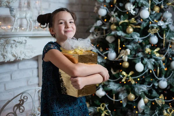 Chica Feliz Divirtiéndose Abraza Regalo Cerca Chimenea Árbol Navidad — Foto de Stock