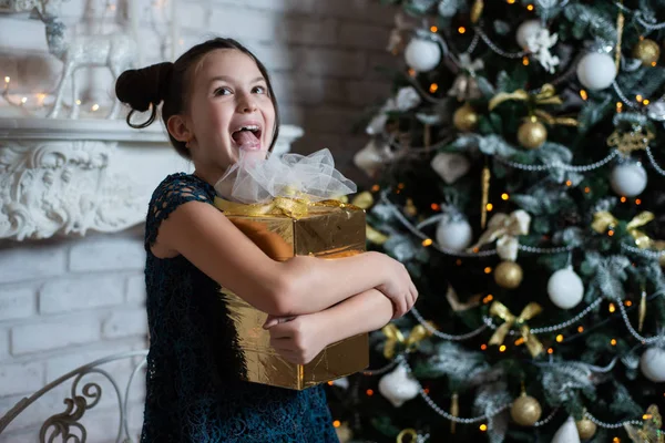 Chica Feliz Divirtiéndose Abraza Regalo Cerca Chimenea Árbol Navidad — Foto de Stock