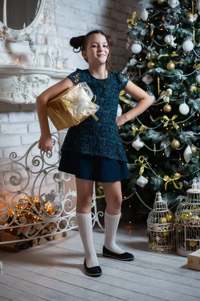 Chica Feliz Divirtiéndose Abraza Regalo Cerca Chimenea Árbol Navidad — Foto de Stock