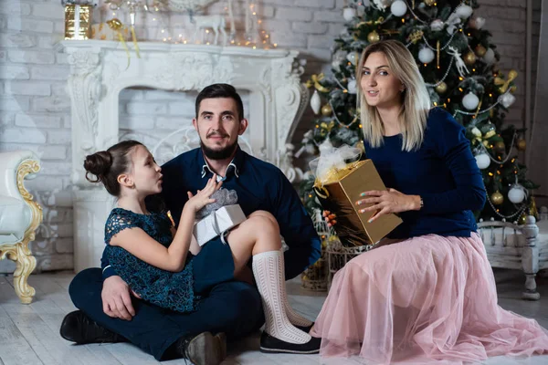 Foto Navidad Familia Feliz Con Cajas Regalo Fondo Del Árbol — Foto de Stock