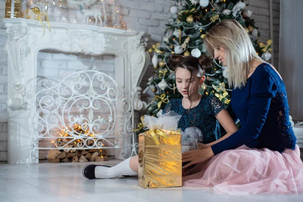 Feliz Navidad Felices Fiestas Hermosa Madre Hija Cerca Del Árbol — Foto de Stock