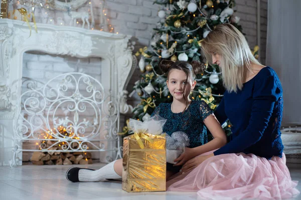 Feliz Navidad Felices Fiestas Hermosa Madre Hija Cerca Del Árbol — Foto de Stock