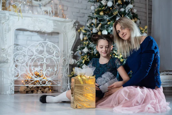 Vrolijk Kerstfeest Happy Holidays Mooie Moeder Dochter Buurt Van Kerstboom — Stockfoto