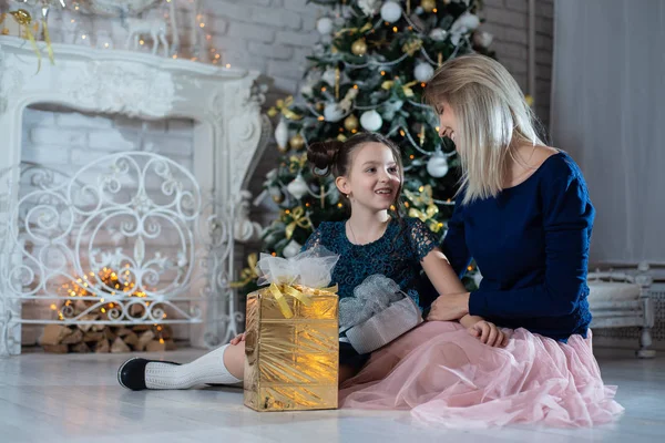 Feliz Navidad Felices Fiestas Hermosa Madre Hija Cerca Del Árbol — Foto de Stock