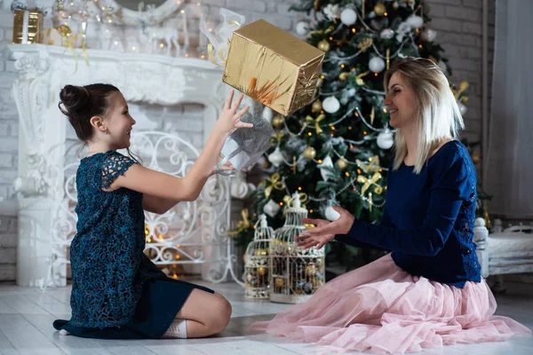 Feliz Navidad Felices Fiestas Hermosa Madre Hija Divierten Intercambian Regalos — Foto de Stock