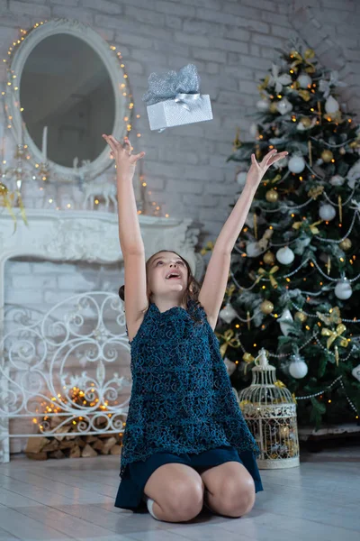 Feliz Niña Sonriente Lanza Una Caja Regalo Feliz Navidad Felices — Foto de Stock