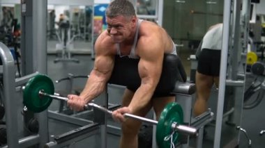 Adam pazı ile bir halter salonunda trenler