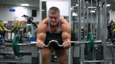 Adam pazı ile bir halter salonunda trenler