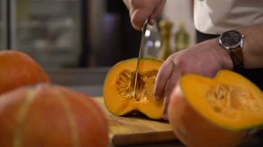 Büyük Balkabağı lezzetli bir yemek hazırlamak için mutfakta Şef keser