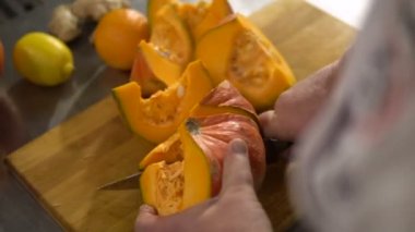 Büyük Balkabağı lezzetli bir yemek hazırlamak için mutfakta Şef keser