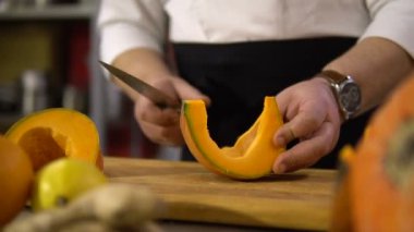 Şef mutfakta büyük balkabağı tohumları lezzetli bir yemek hazırlamak için oyma hazırlar