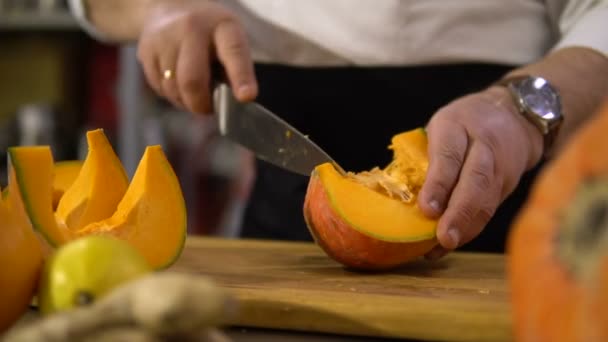Şef mutfakta büyük balkabağı tohumları lezzetli bir yemek hazırlamak için oyma hazırlar — Stok video