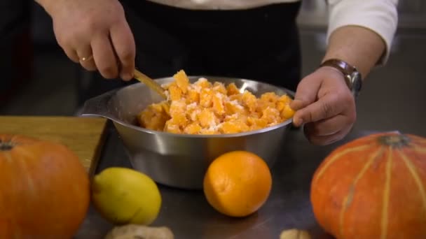 Cuire mélange de petits morceaux de citrouille saupoudrés de sucre dans une assiette avec une cuillère — Video
