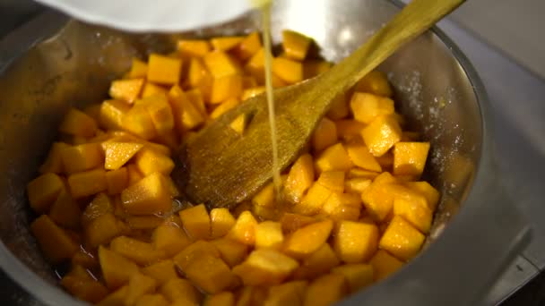 Chef prepara un plato de calabaza y añade rebanadas de naranja de cerca — Vídeos de Stock