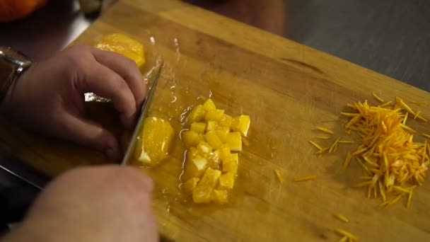 El chef corta el primer plano naranja. Cuchillo de manos para cortar la fruta — Vídeos de Stock